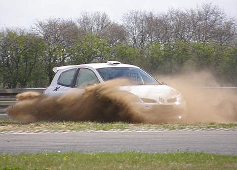 Turen i 'sandkassen' var helt harmløs, de største skrammer kom nok på Kim Reymonds stolthed, mens Renault'en kunne nøjes med at blive tømt for sand!